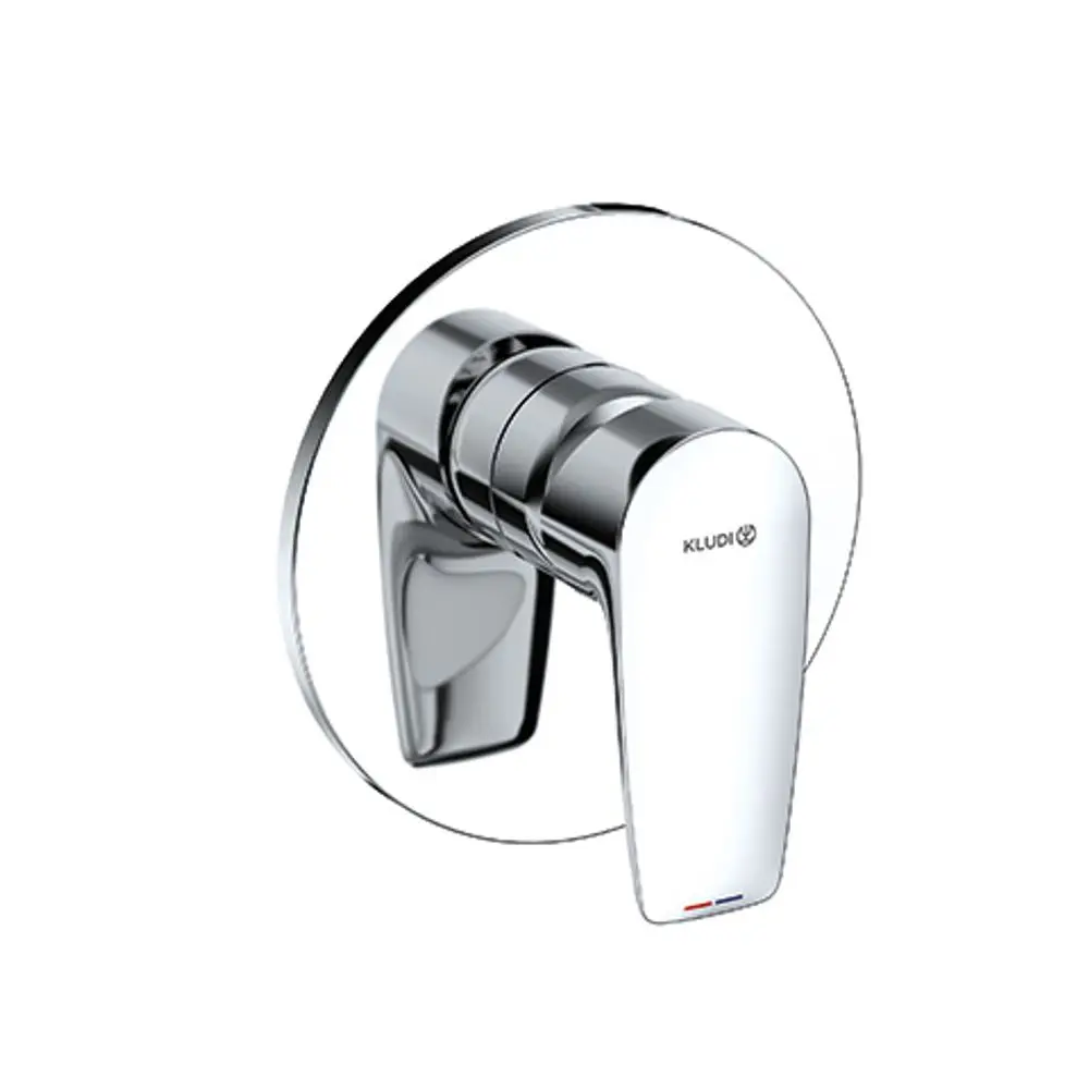 Chromene Wandarmatur von Kludi mit einem modernen Design und einer Verstellfunktion für die Wasserleitungen, installiert in einem Badezimmer.